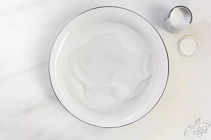 پاک کردن لکه هندوانه- مخلوط کردن محلول سفید کننده اکسیژن